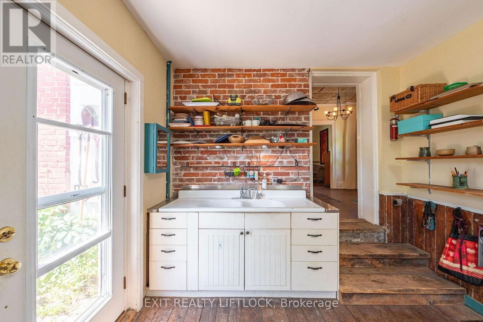 352 MARK STREET Image 23