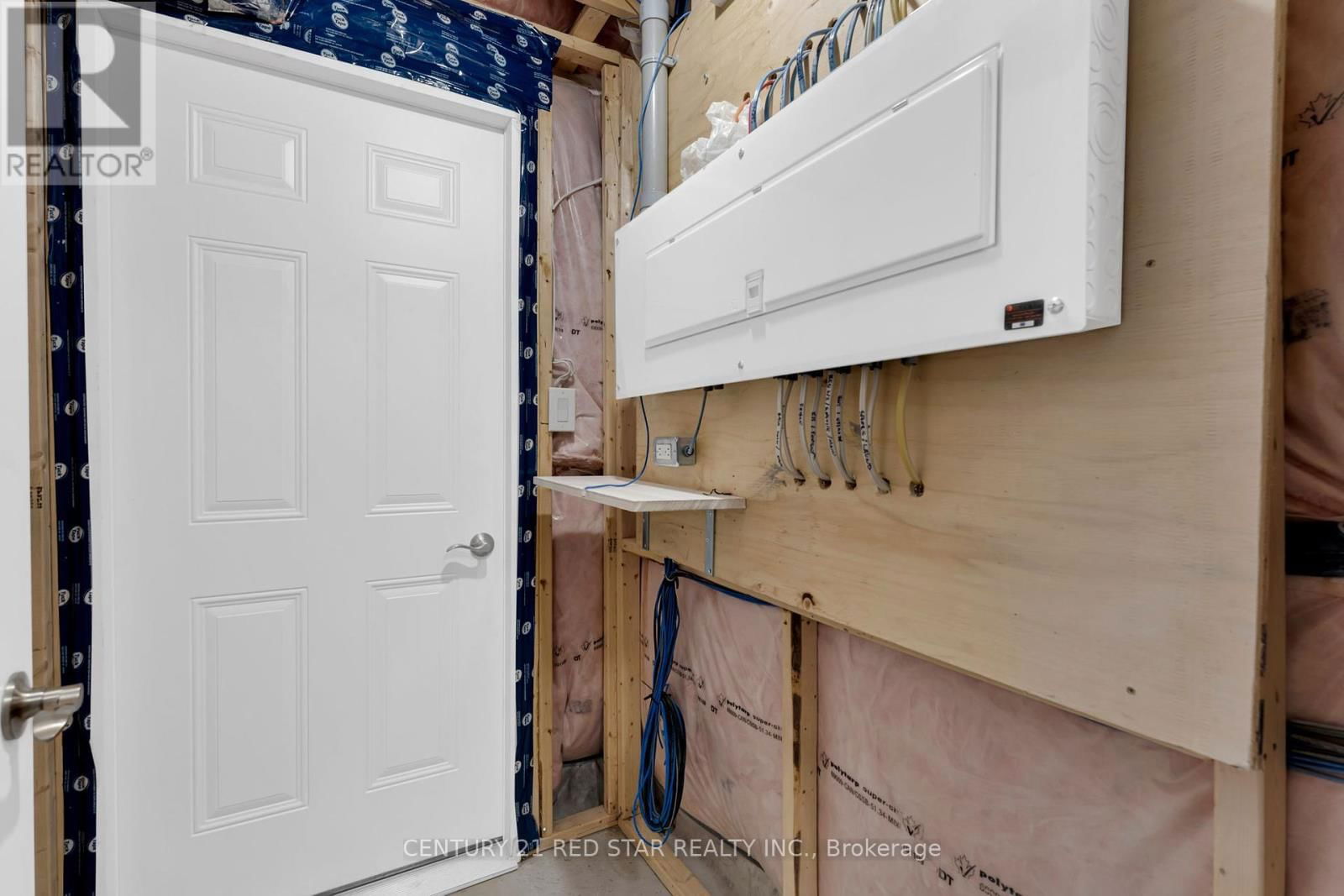 55 LAURENT AVENUE Image 42