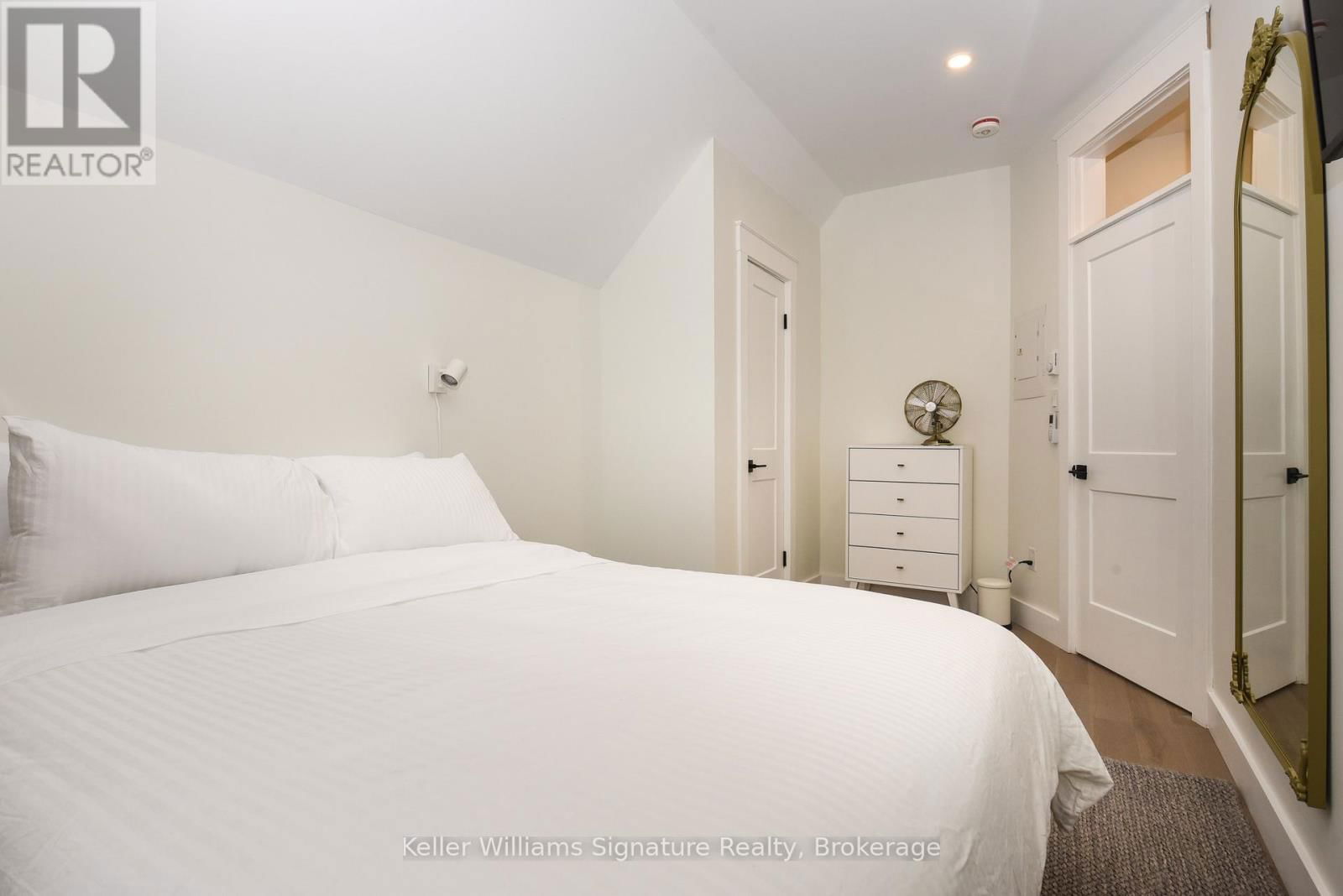 18 OAK STREET Image 18
