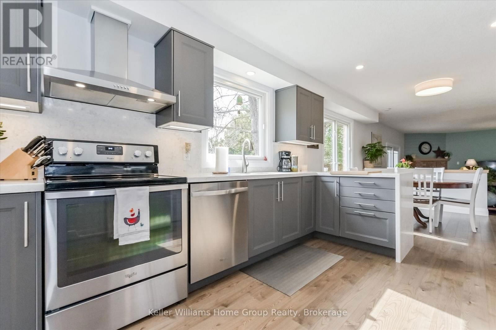 4 SARGENT BOULEVARD Image 14