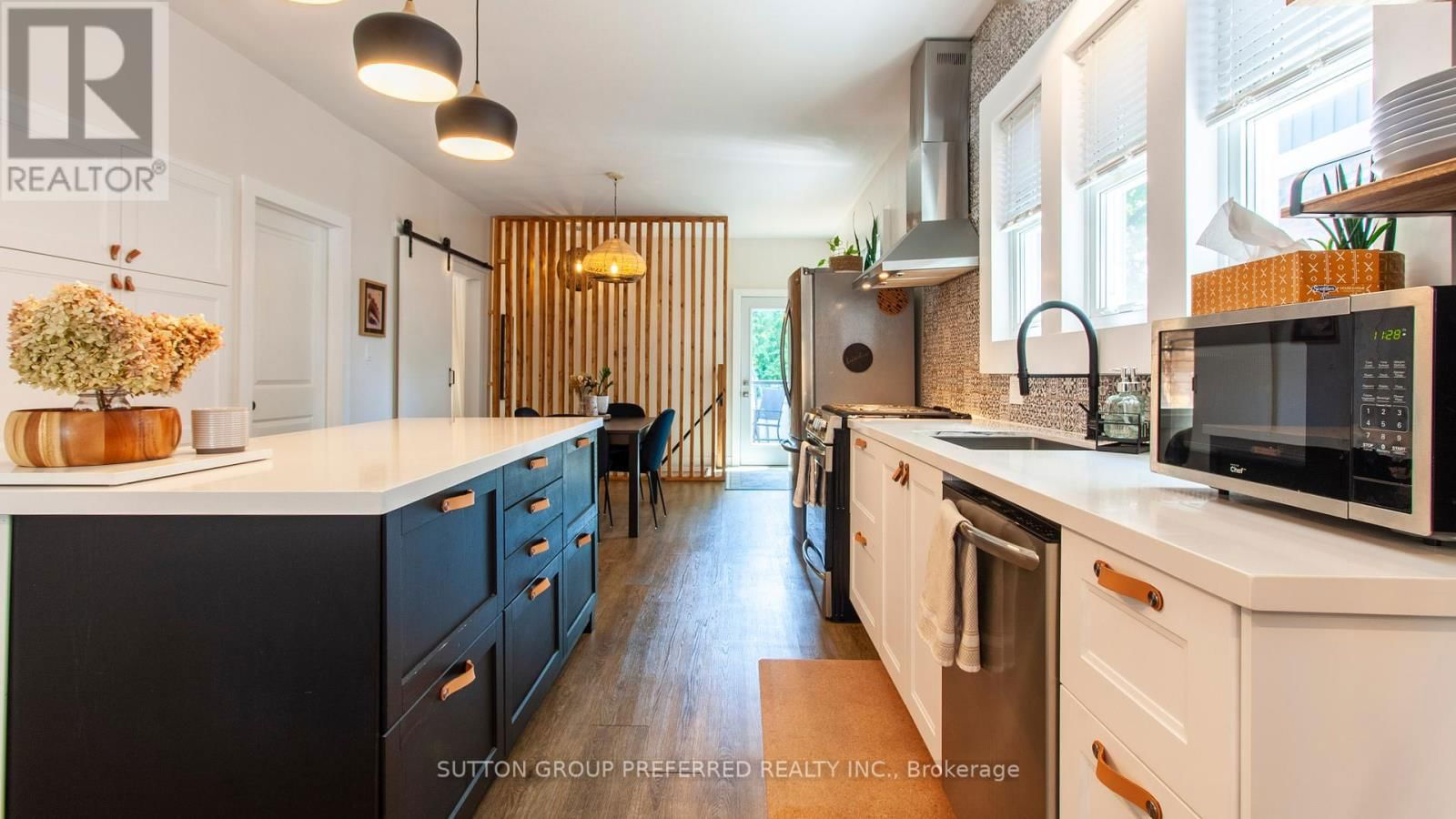 458 WOODMAN AVENUE Image 12