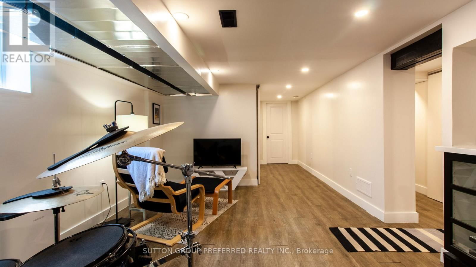 458 WOODMAN AVENUE Image 29