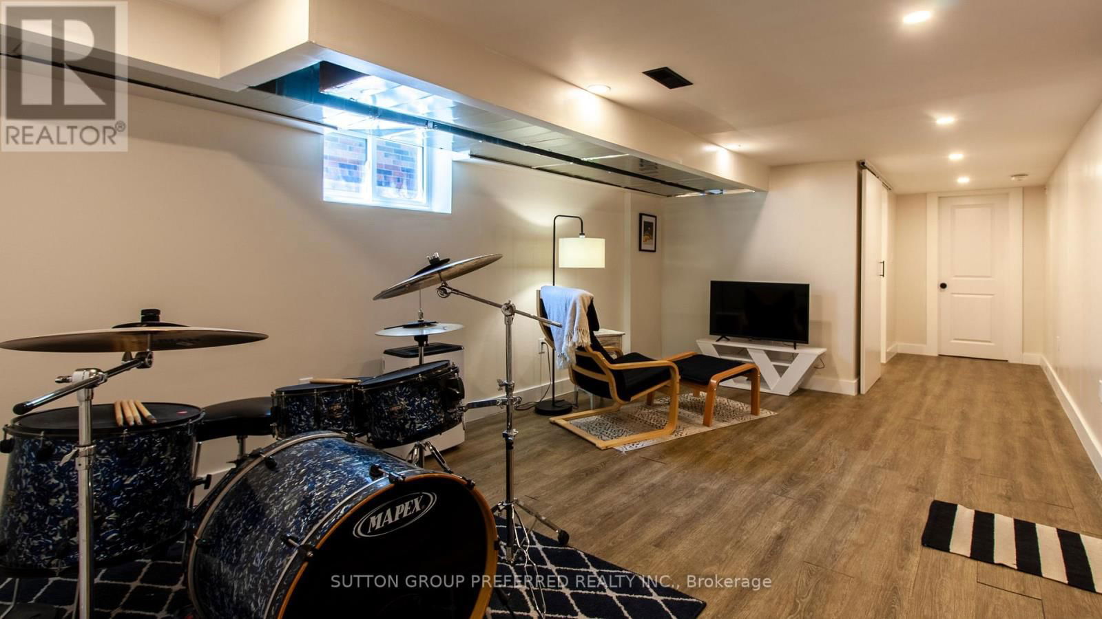 458 WOODMAN AVENUE Image 30