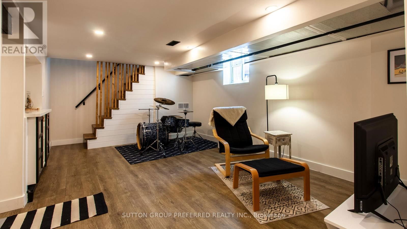 458 WOODMAN AVENUE Image 32