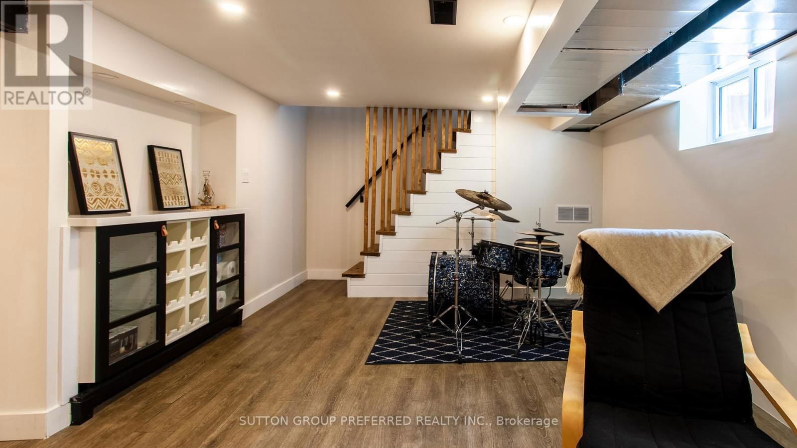 458 WOODMAN AVENUE Image 33