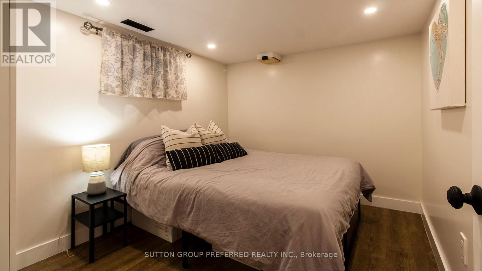 458 WOODMAN AVENUE Image 34