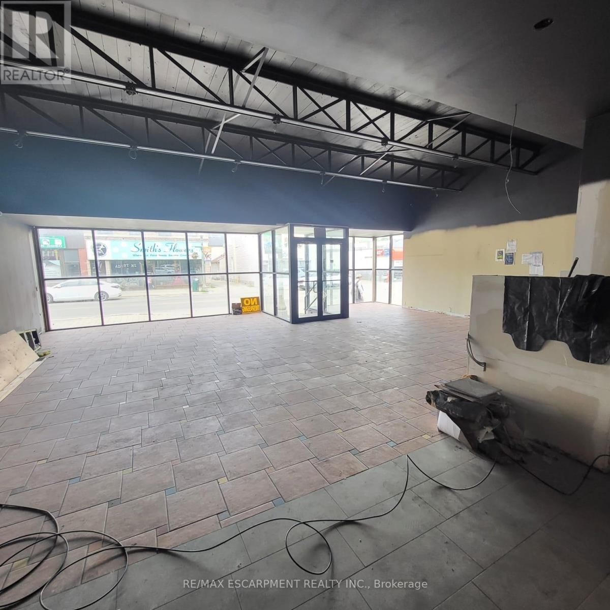 584 DUNDAS STREET Image 2