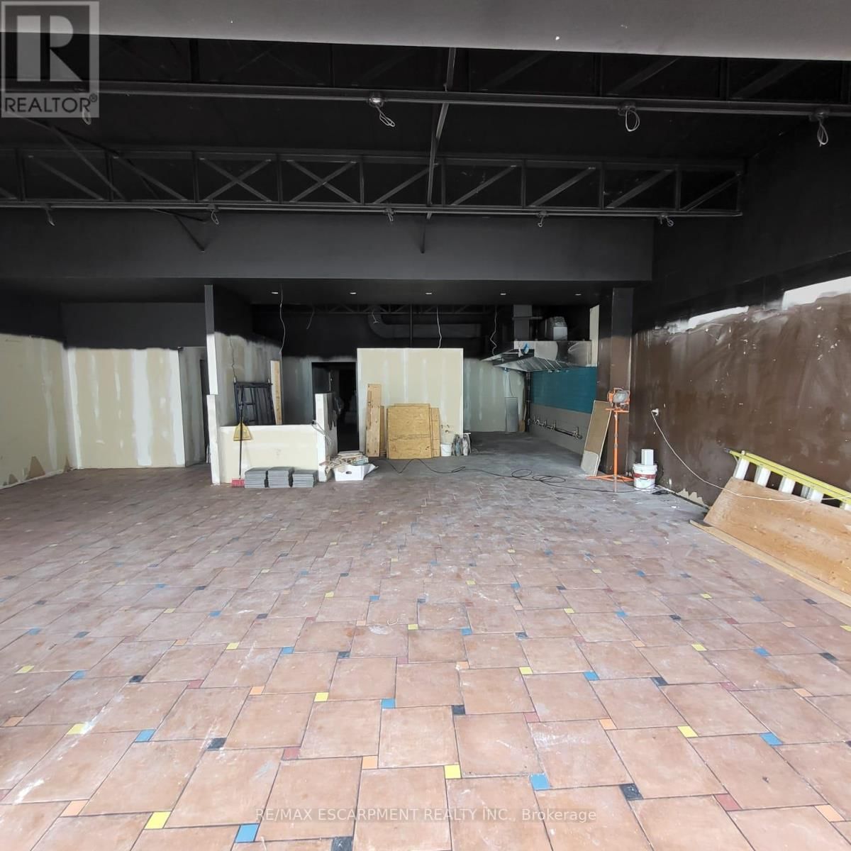 584 DUNDAS STREET Image 3