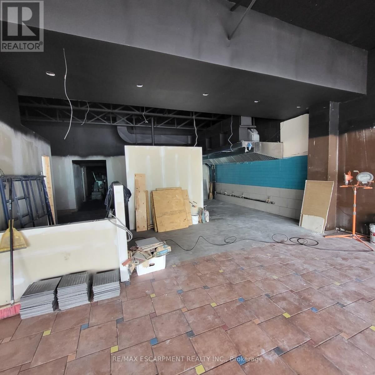 584 DUNDAS STREET Image 4