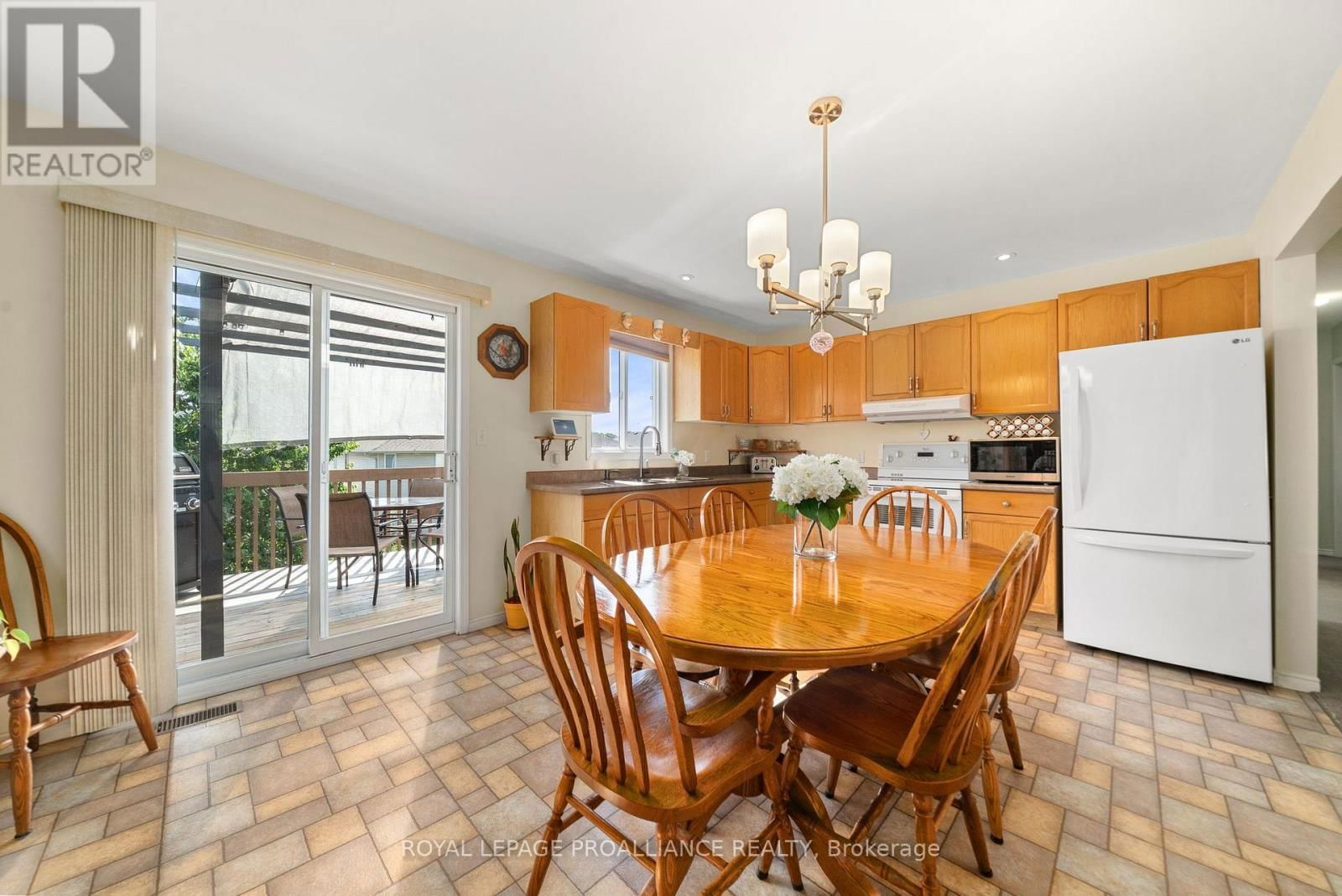 119 UNIVERSITY AVENUE Image 10