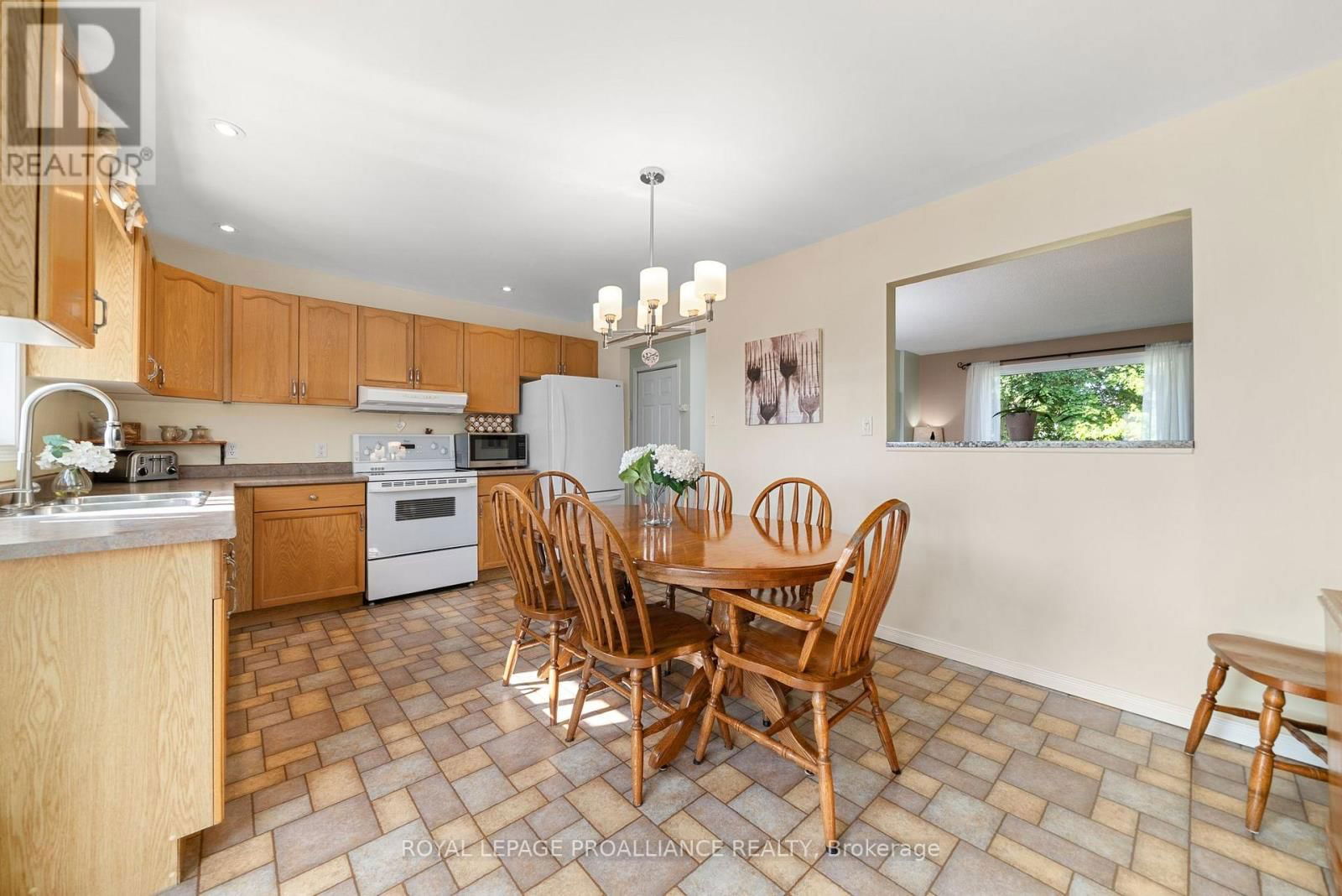 119 UNIVERSITY AVENUE Image 14