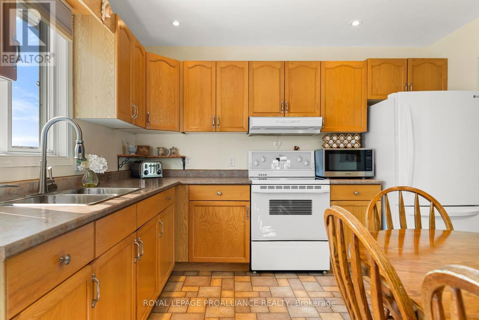 119 UNIVERSITY AVENUE Image 15