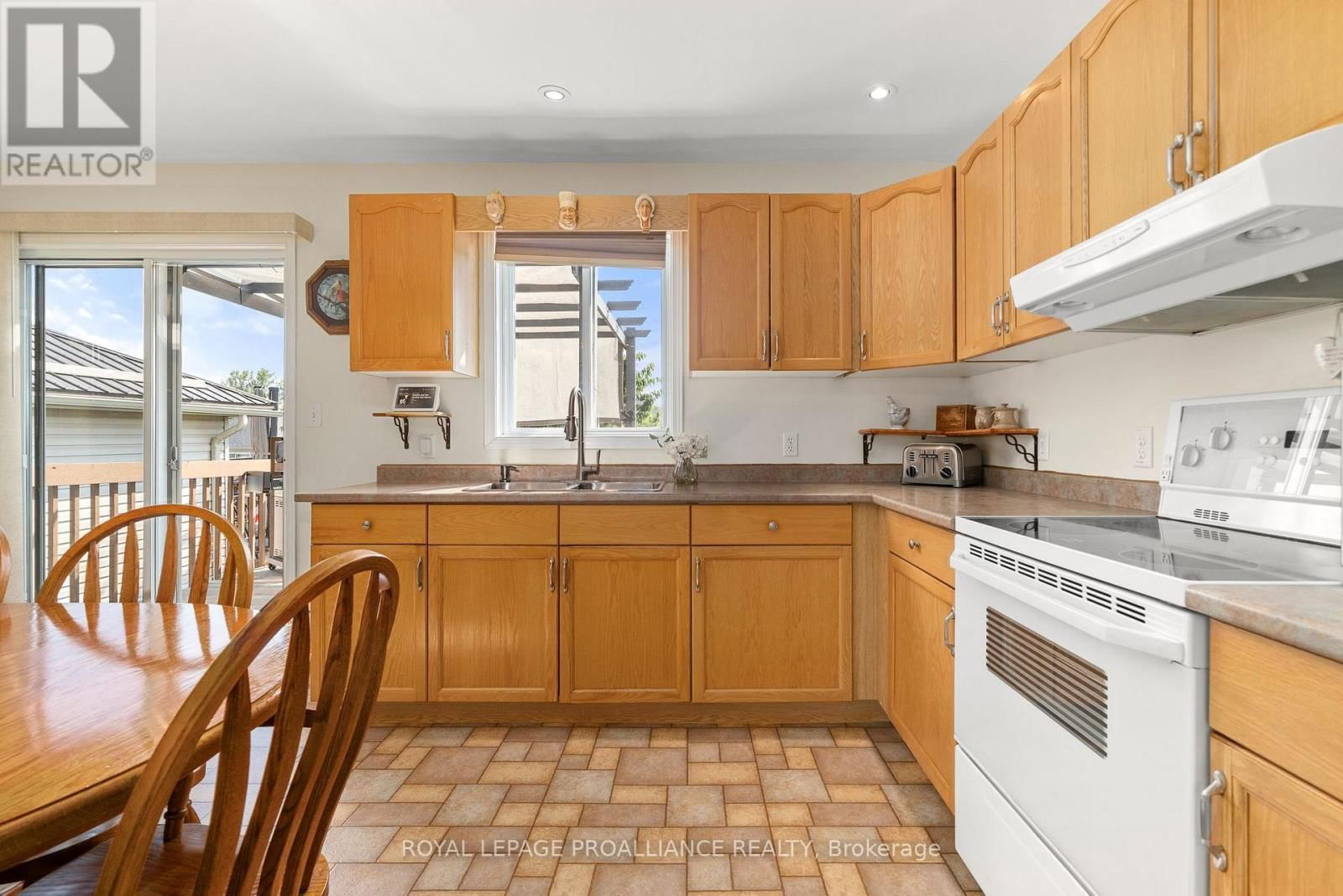 119 UNIVERSITY AVENUE Image 17