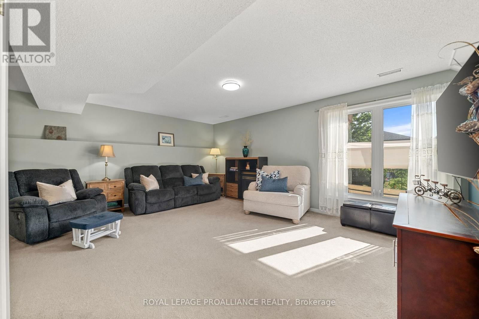119 UNIVERSITY AVENUE Image 28