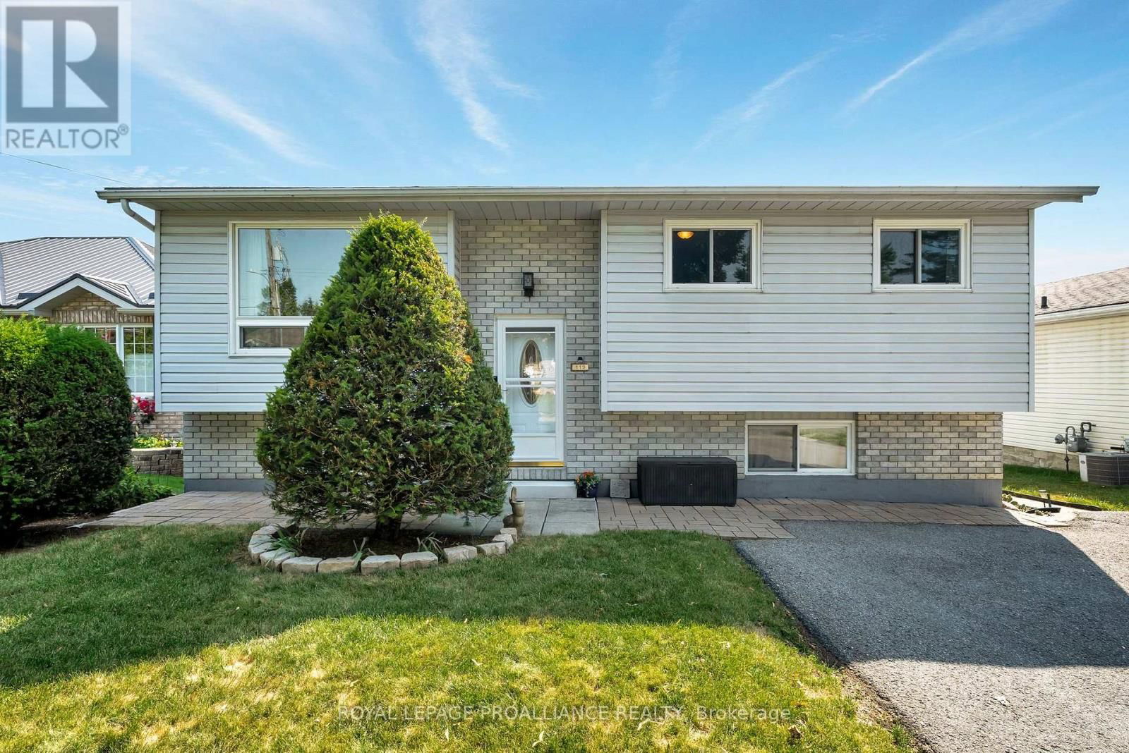 119 UNIVERSITY AVENUE Image 3