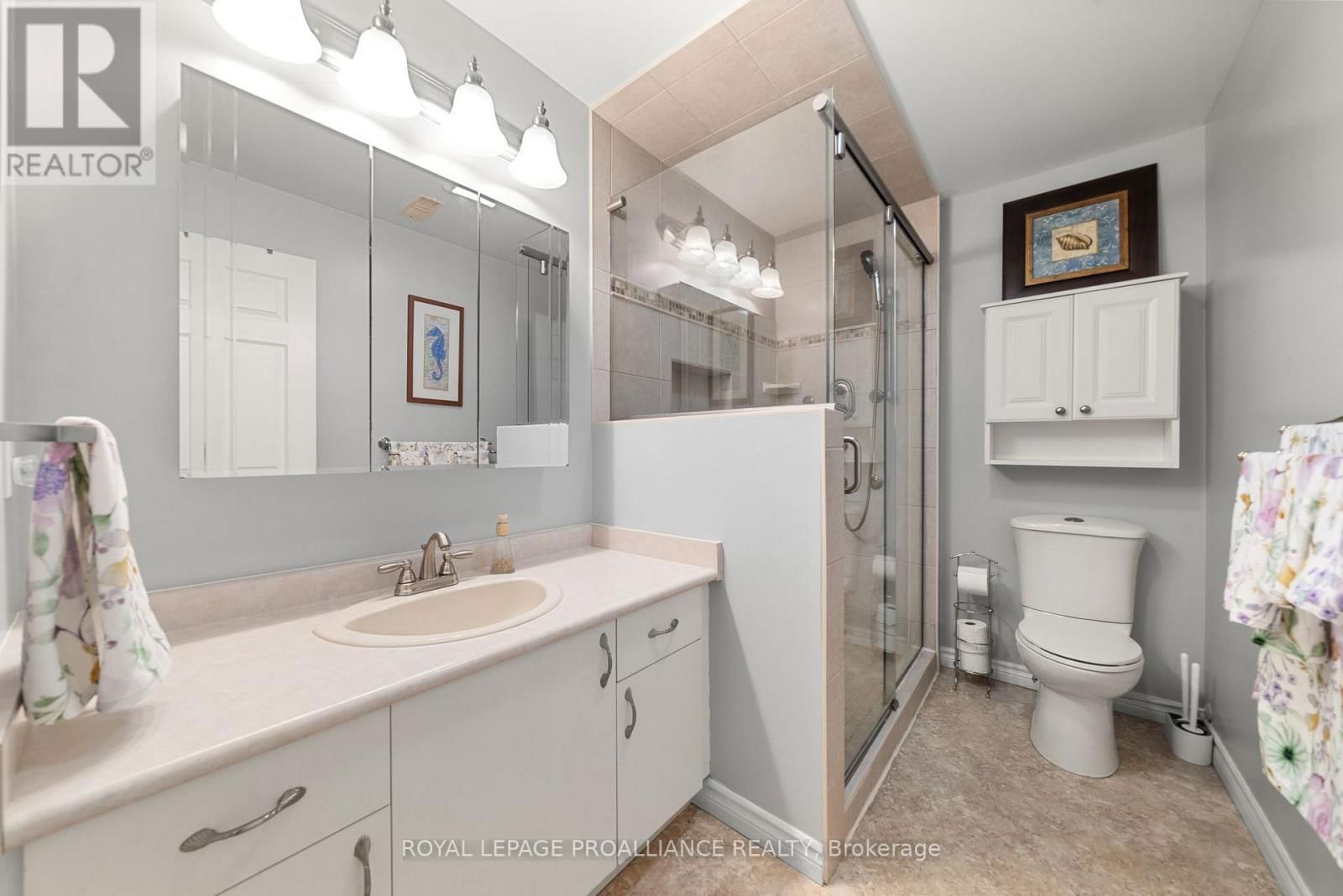 119 UNIVERSITY AVENUE Image 32
