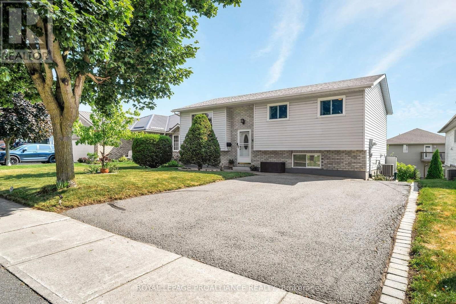119 UNIVERSITY AVENUE Image 4