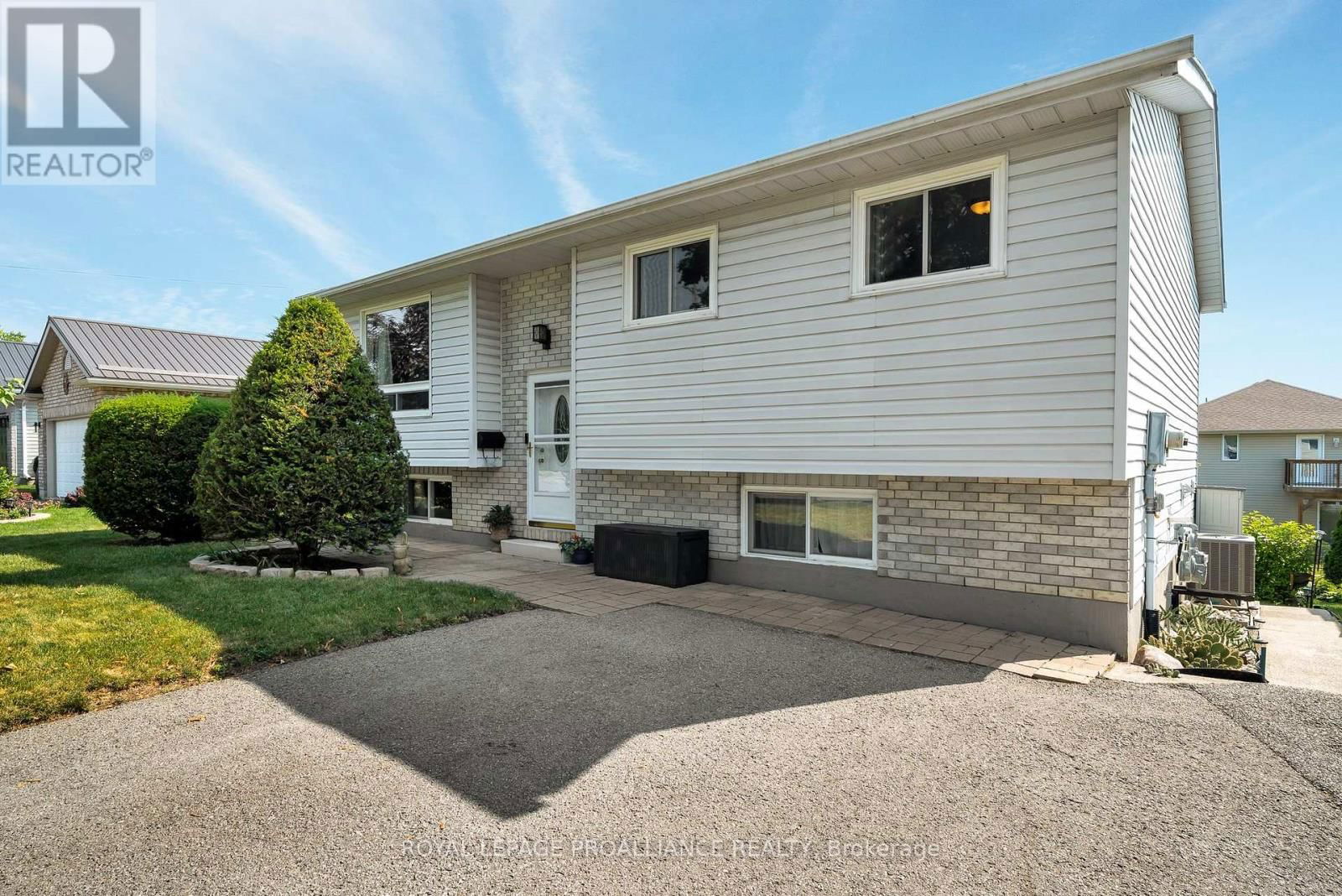 119 UNIVERSITY AVENUE Image 5