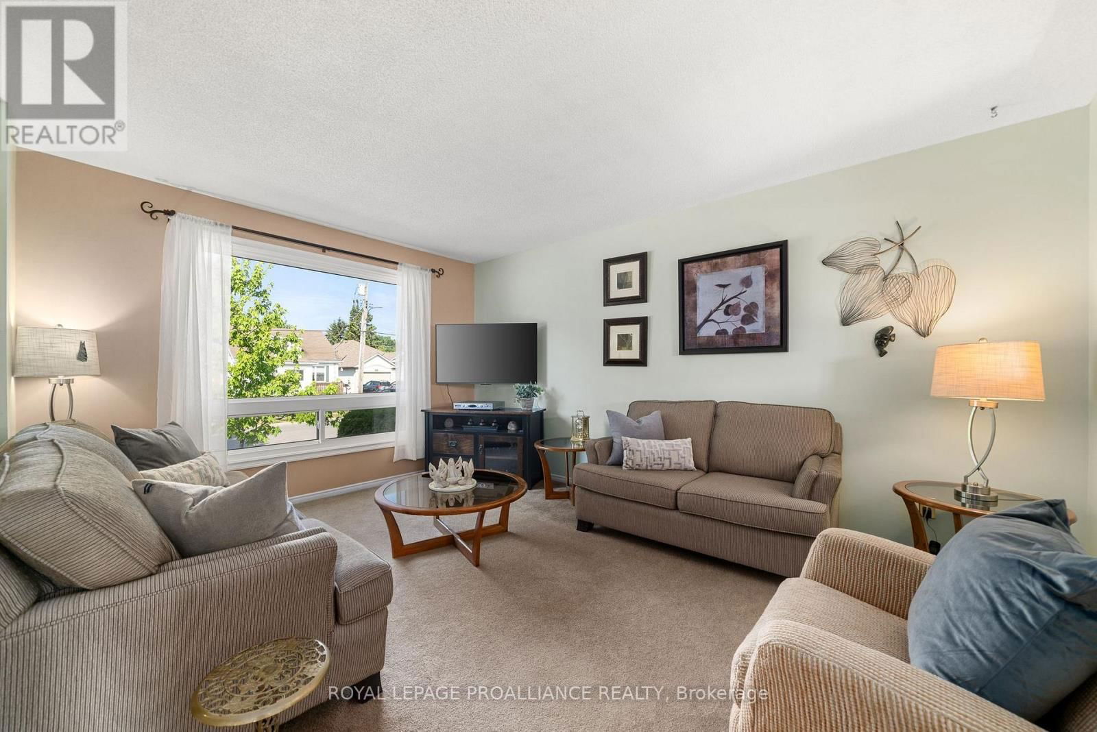 119 UNIVERSITY AVENUE Image 7