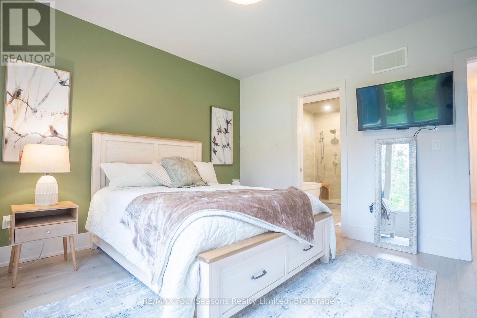 102 GOLDIE COURT Image 23