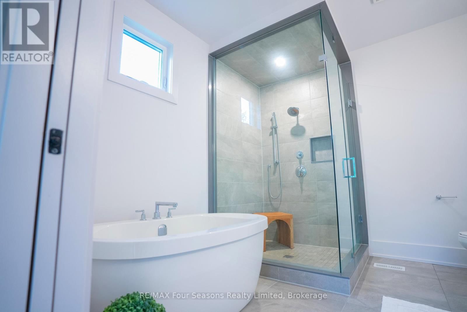 102 GOLDIE COURT Image 25