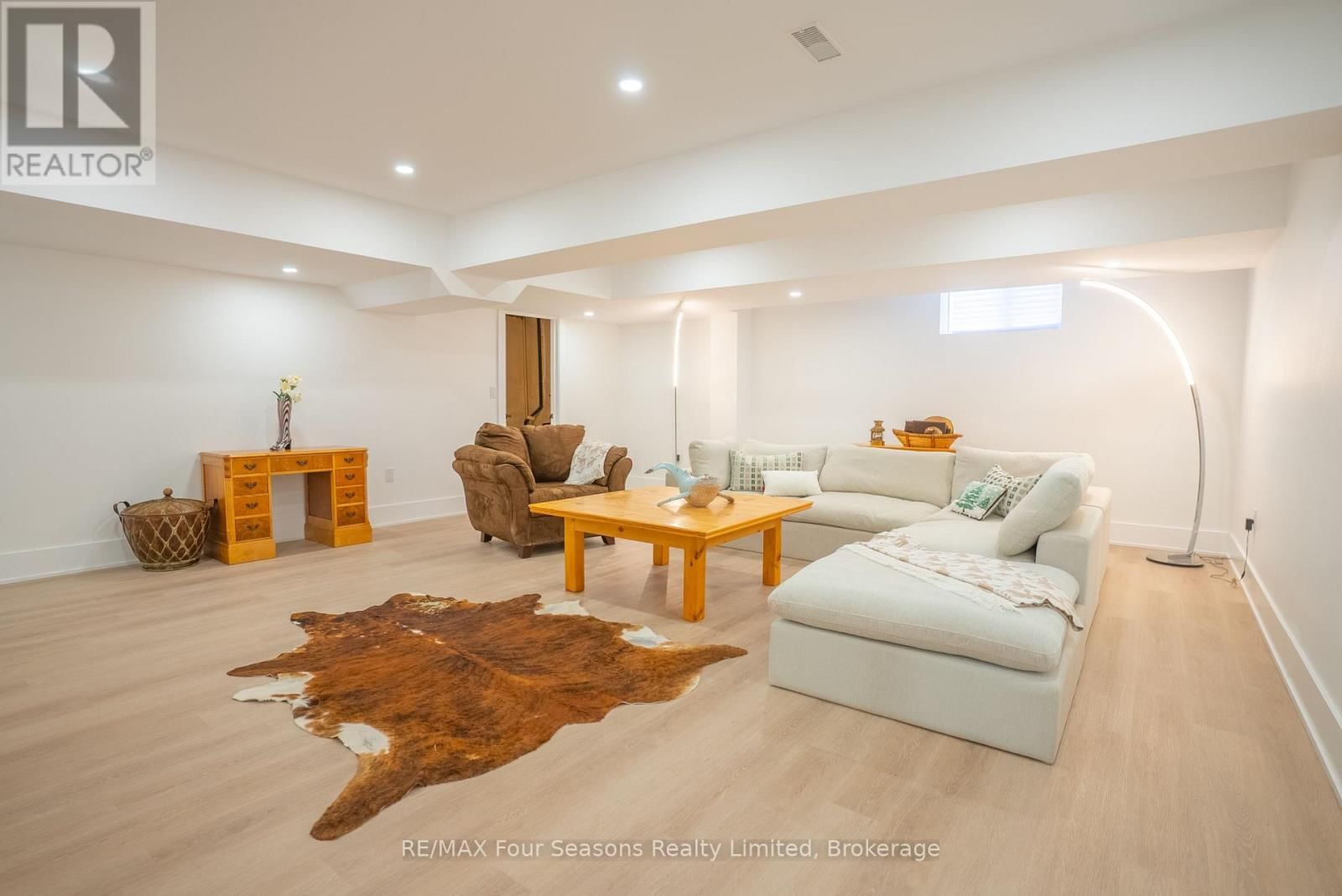 102 GOLDIE COURT Image 31