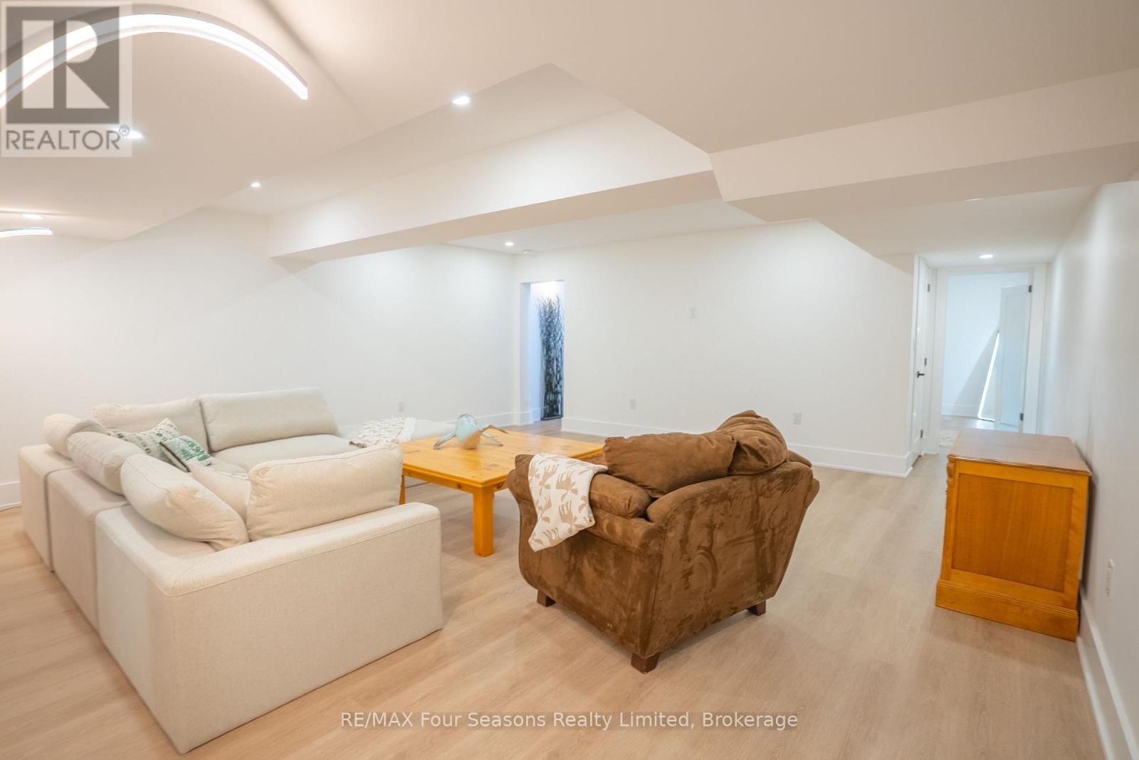 102 GOLDIE COURT Image 32