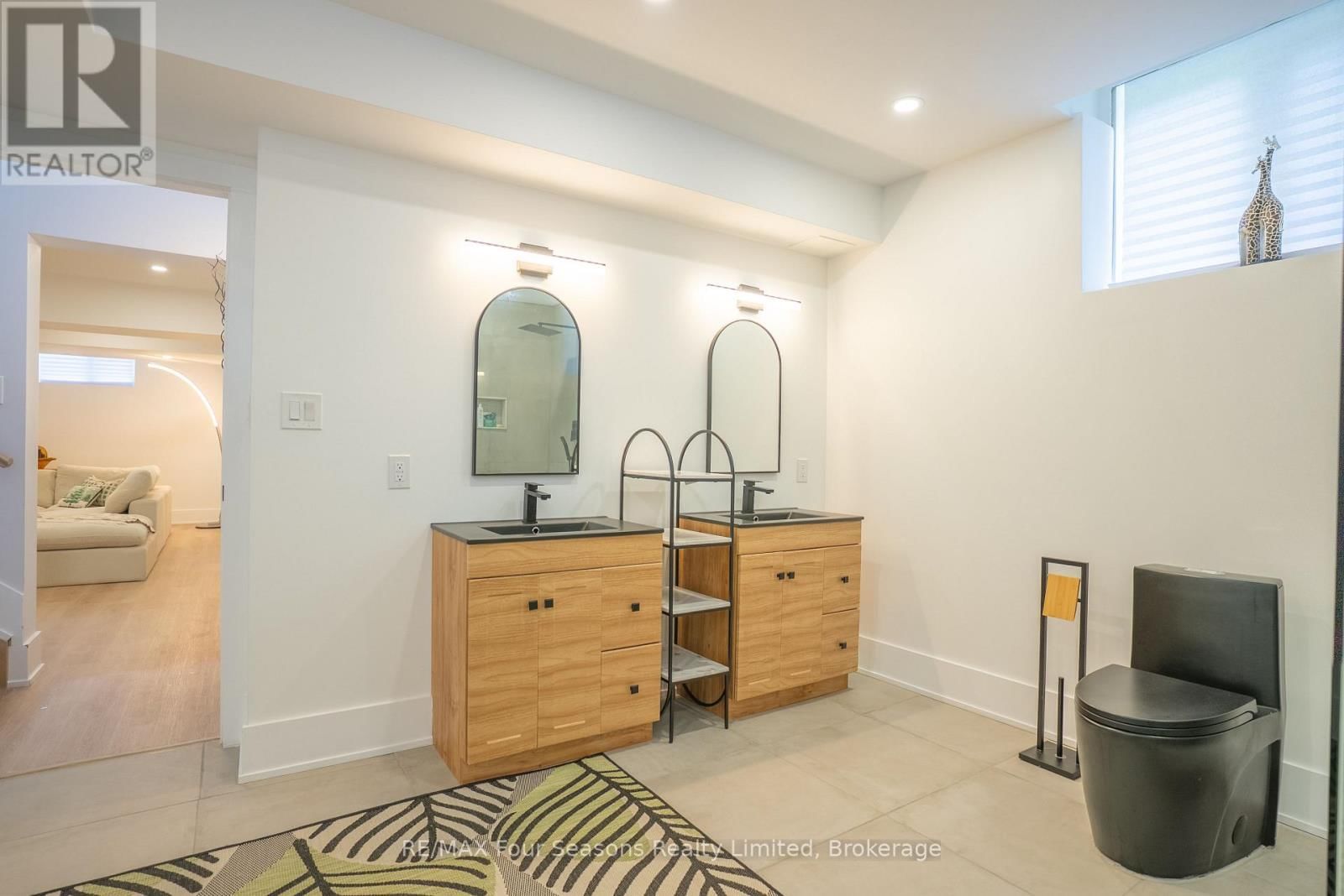 102 GOLDIE COURT Image 34