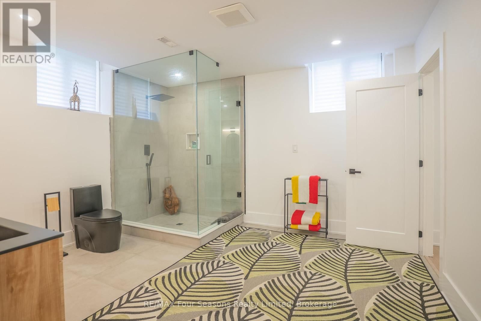 102 GOLDIE COURT Image 35