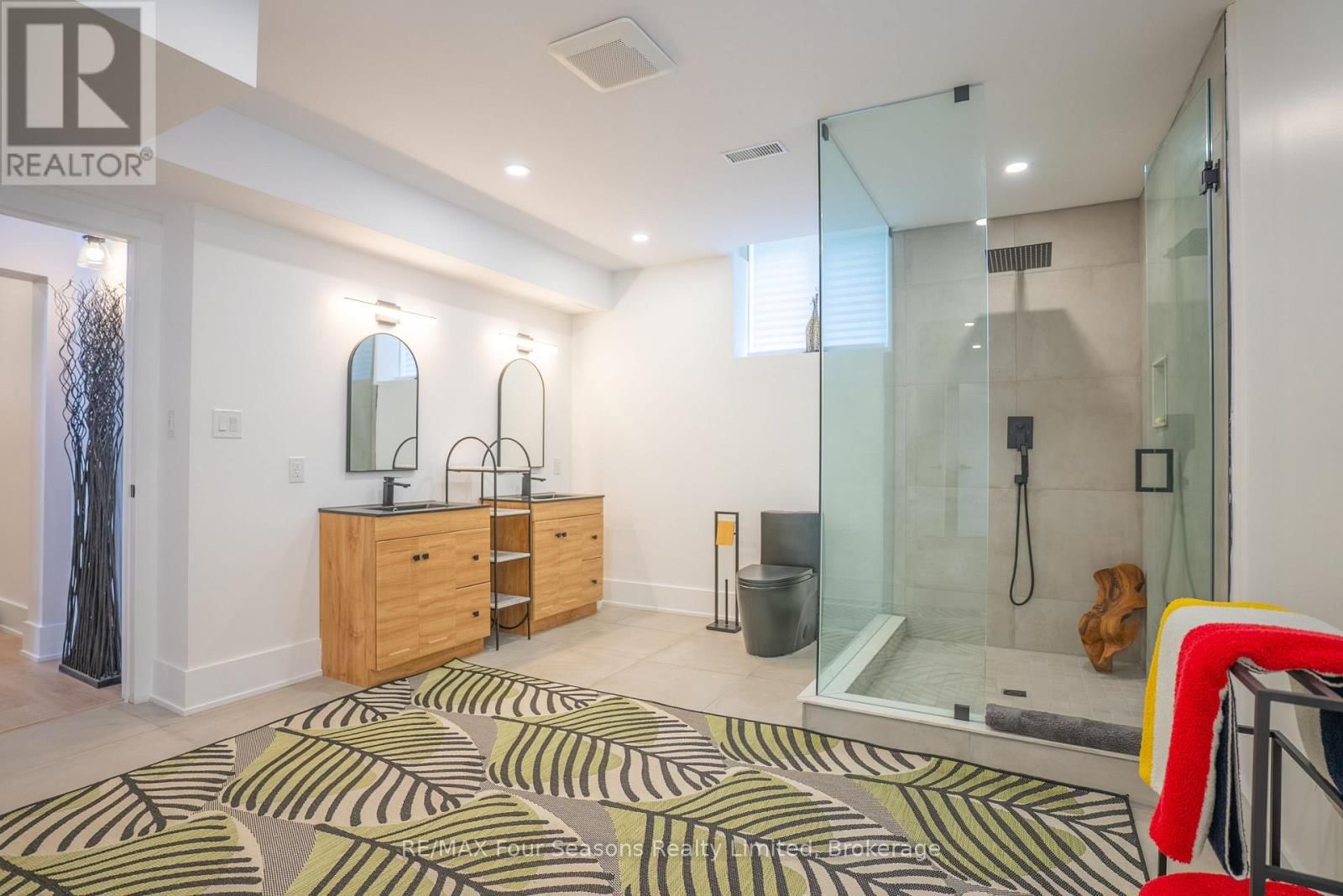 102 GOLDIE COURT Image 36