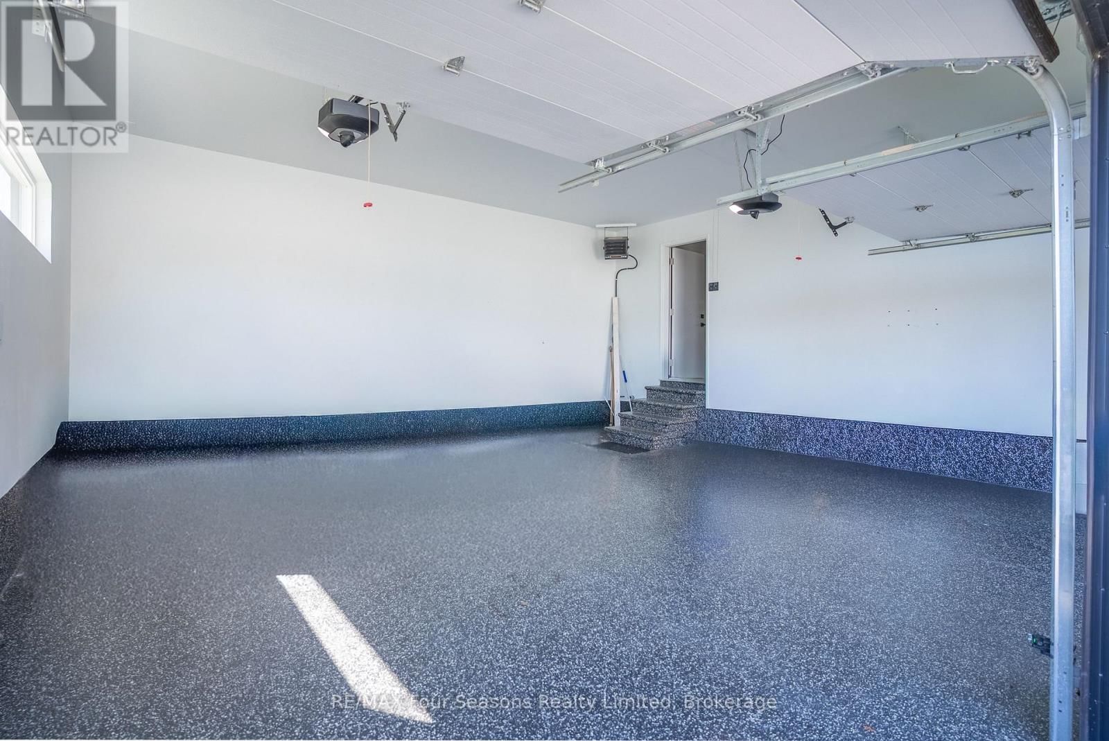 102 GOLDIE COURT Image 37