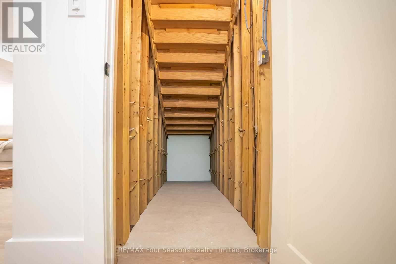 102 GOLDIE COURT Image 39