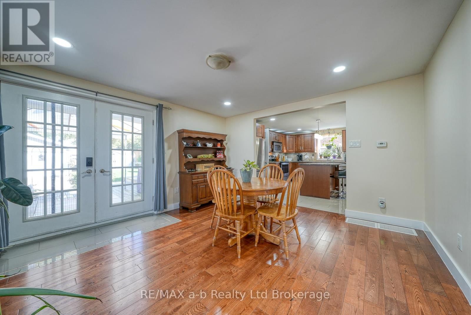 27 SOVEREIGN STREET WEST Image 15