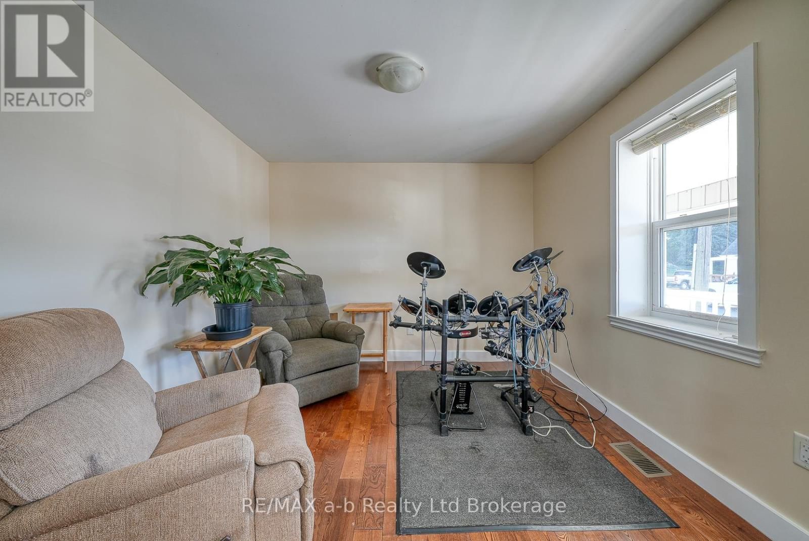 27 SOVEREIGN STREET WEST Image 8