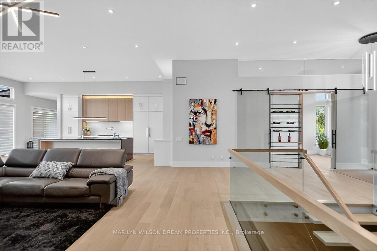 1070 GREEN JACKET CRESCENT Image 22