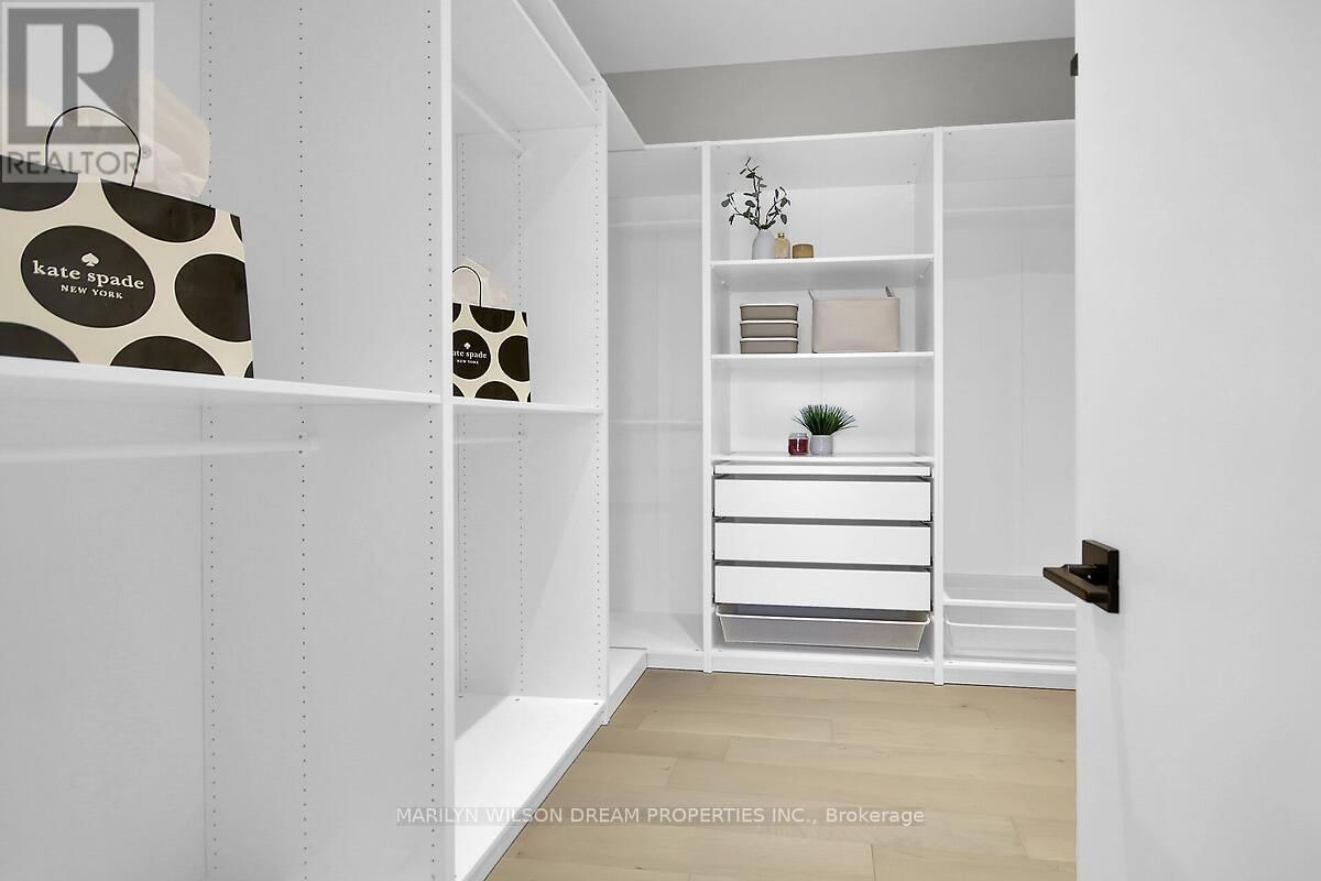 1070 GREEN JACKET CRESCENT Image 30