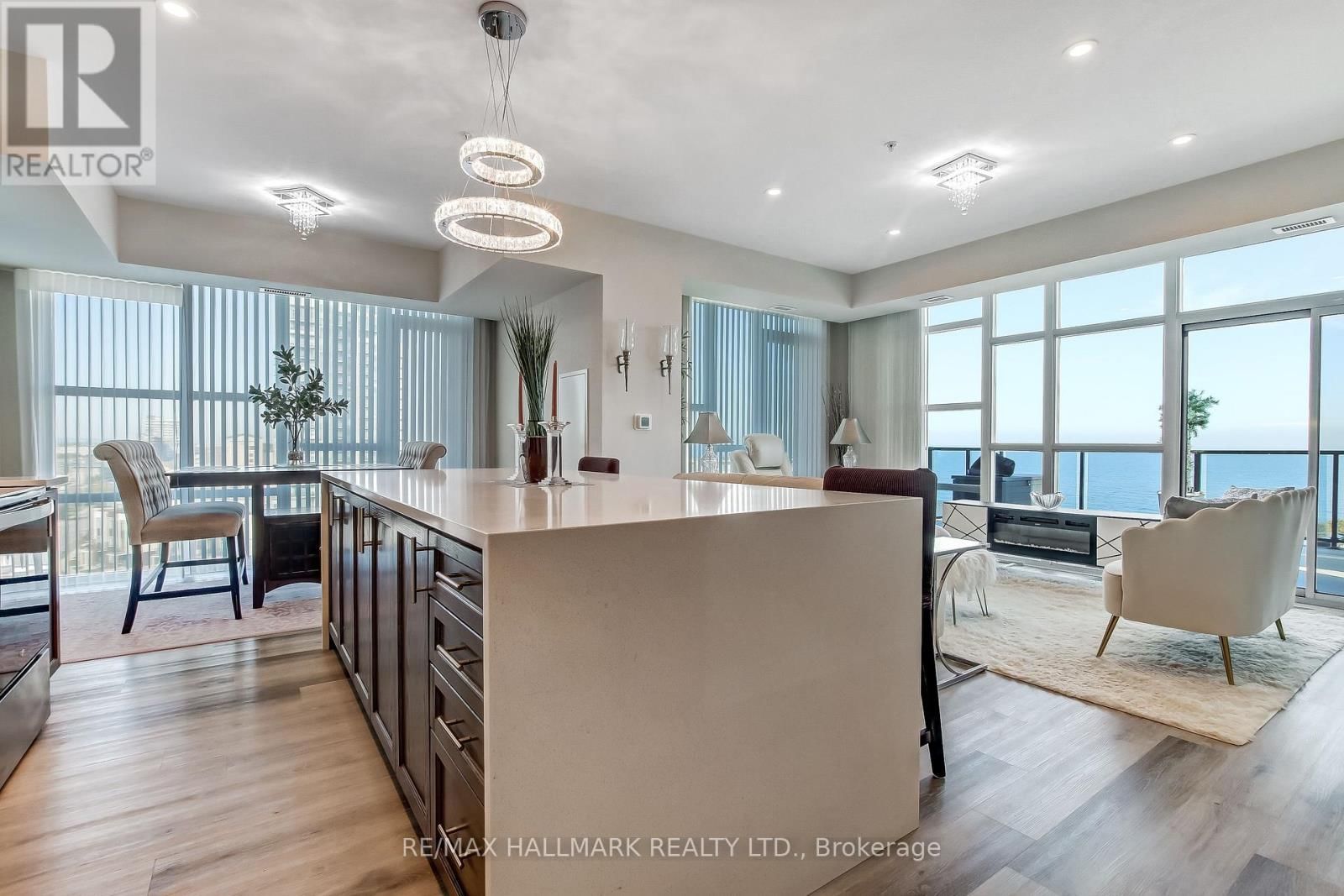 807 - 16 CONCORD PLACE Image 11