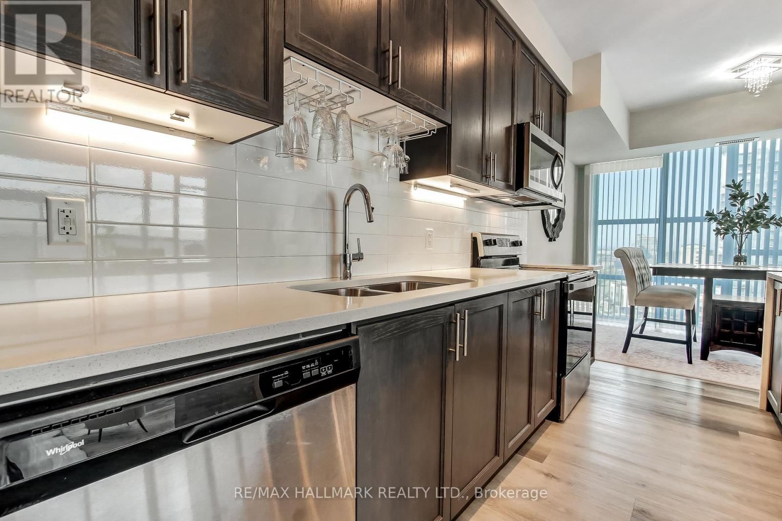 807 - 16 CONCORD PLACE Image 12