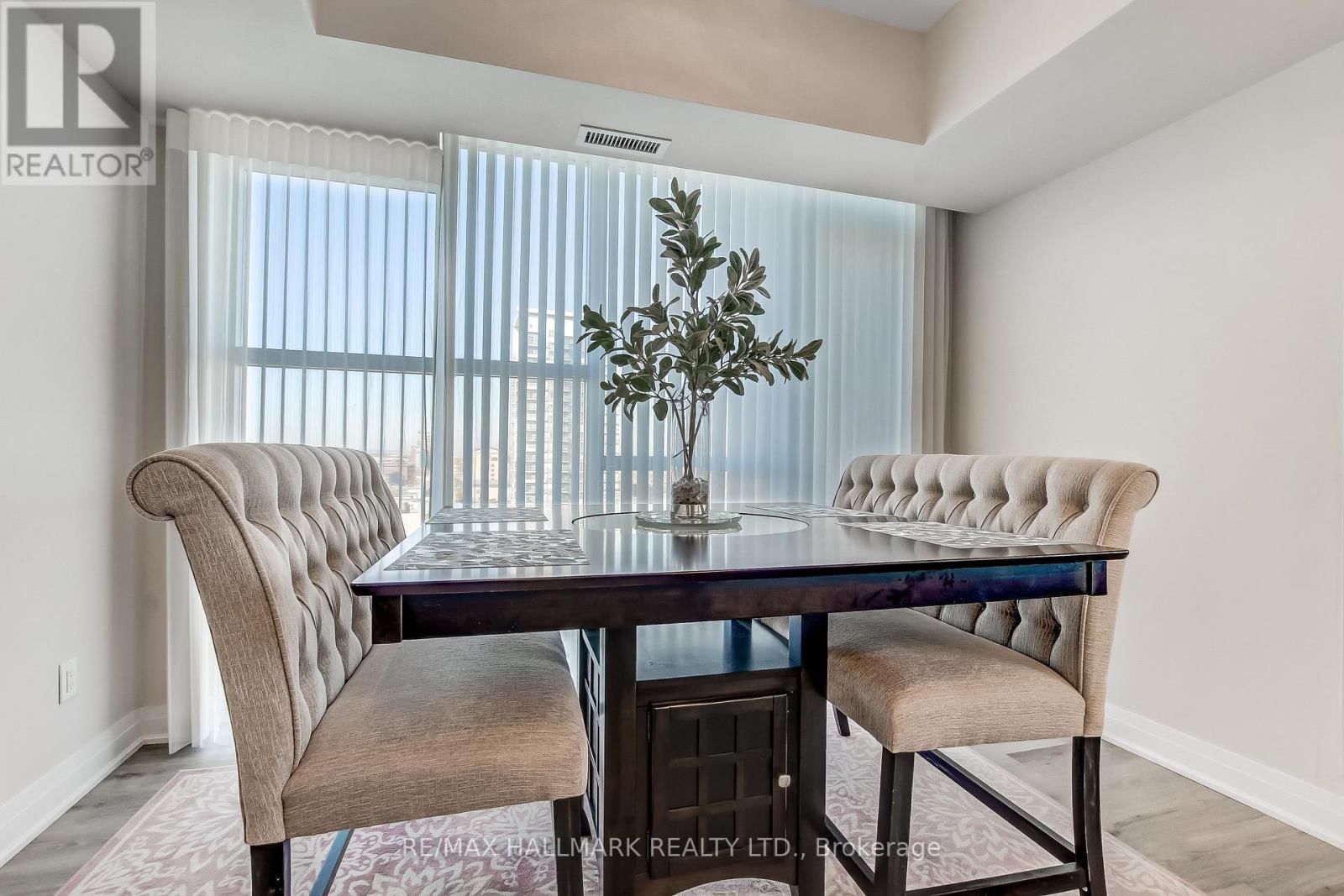 807 - 16 CONCORD PLACE Image 13