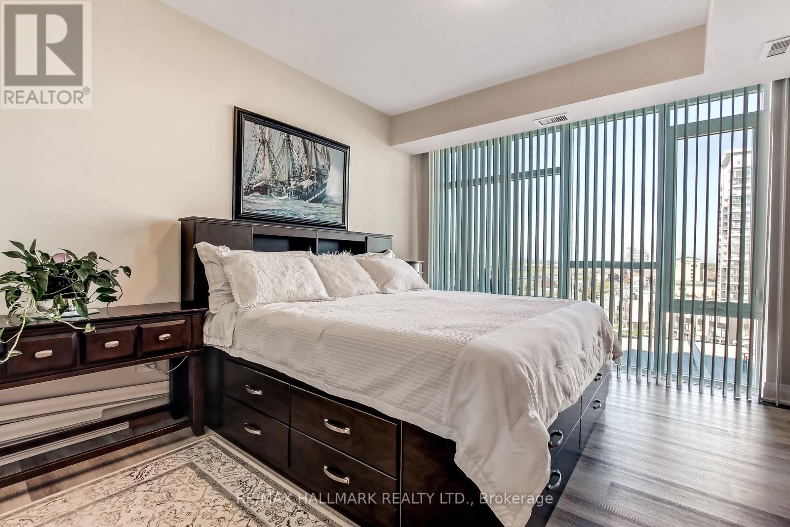 807 - 16 CONCORD PLACE Image 16