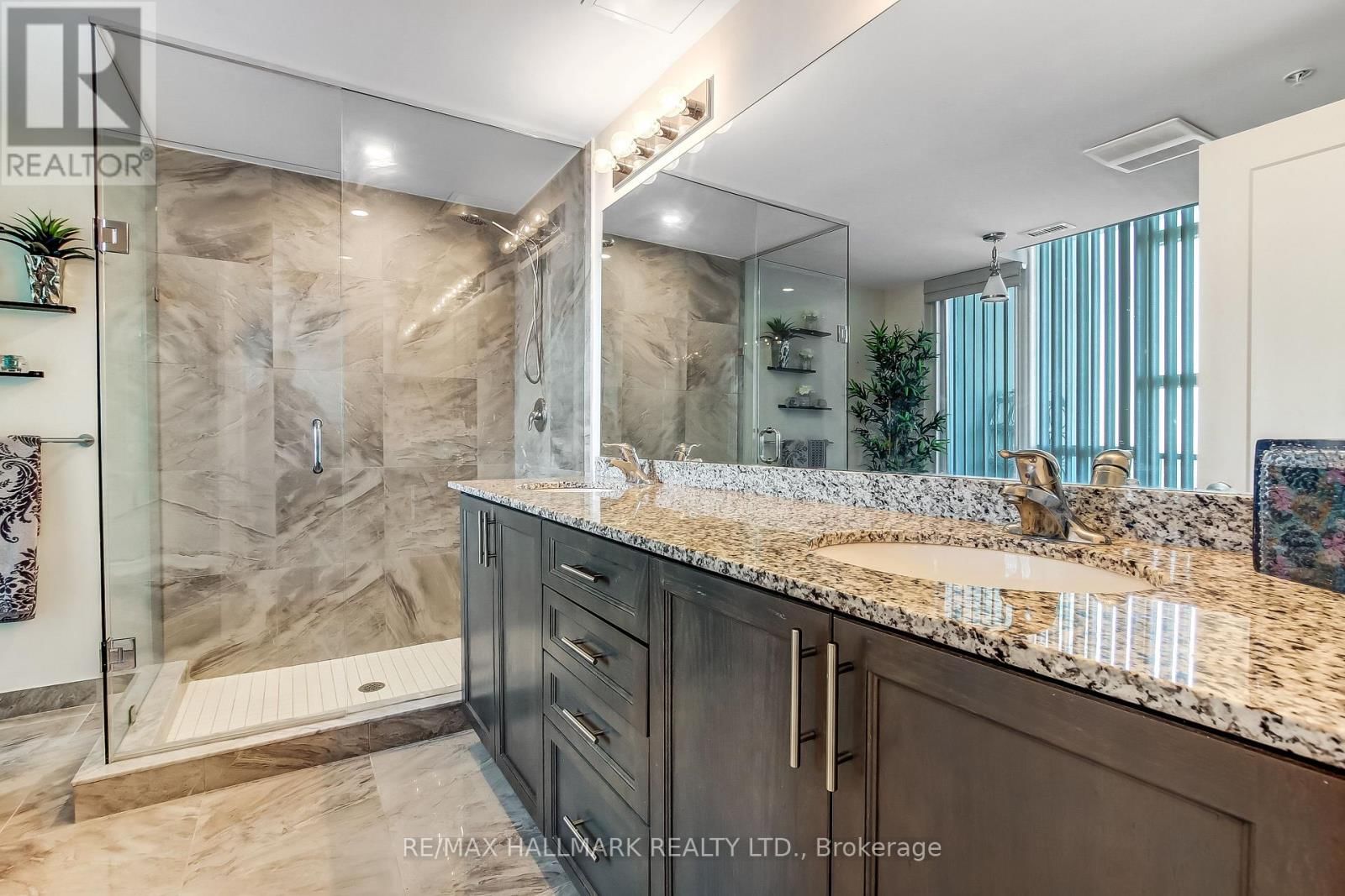 807 - 16 CONCORD PLACE Image 18