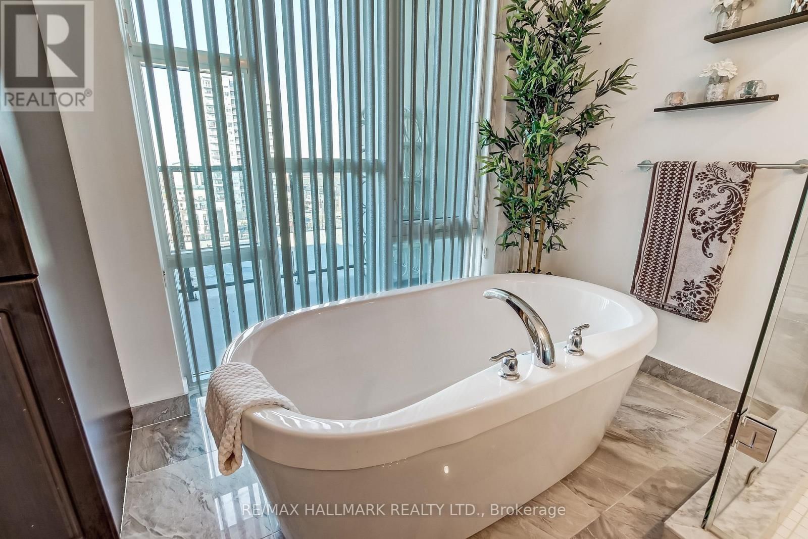 807 - 16 CONCORD PLACE Image 19