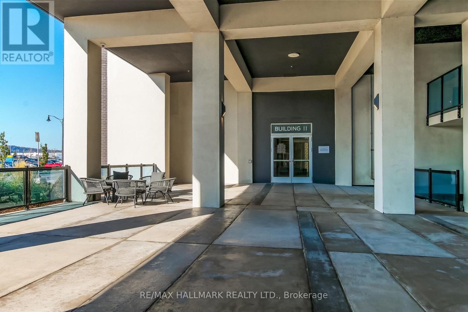 807 - 16 CONCORD PLACE Image 3