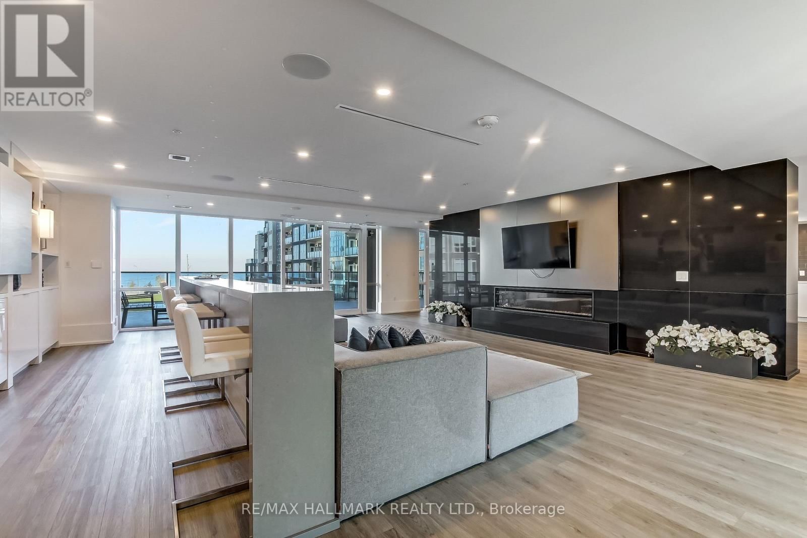 807 - 16 CONCORD PLACE Image 31