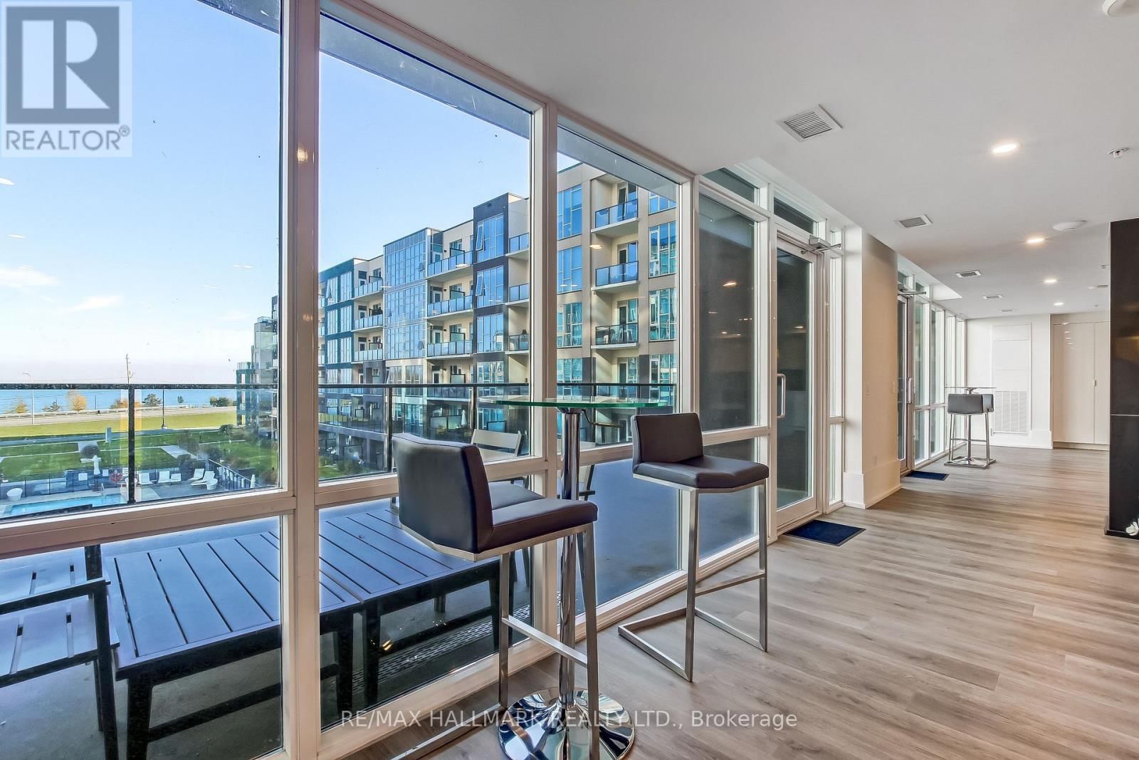 807 - 16 CONCORD PLACE Image 32