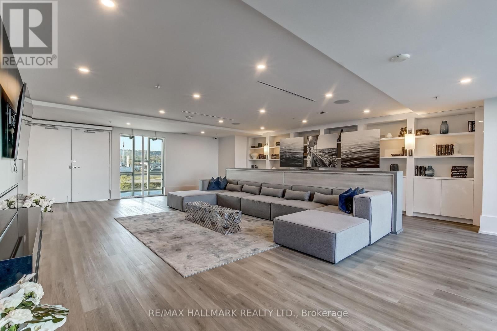 807 - 16 CONCORD PLACE Image 33