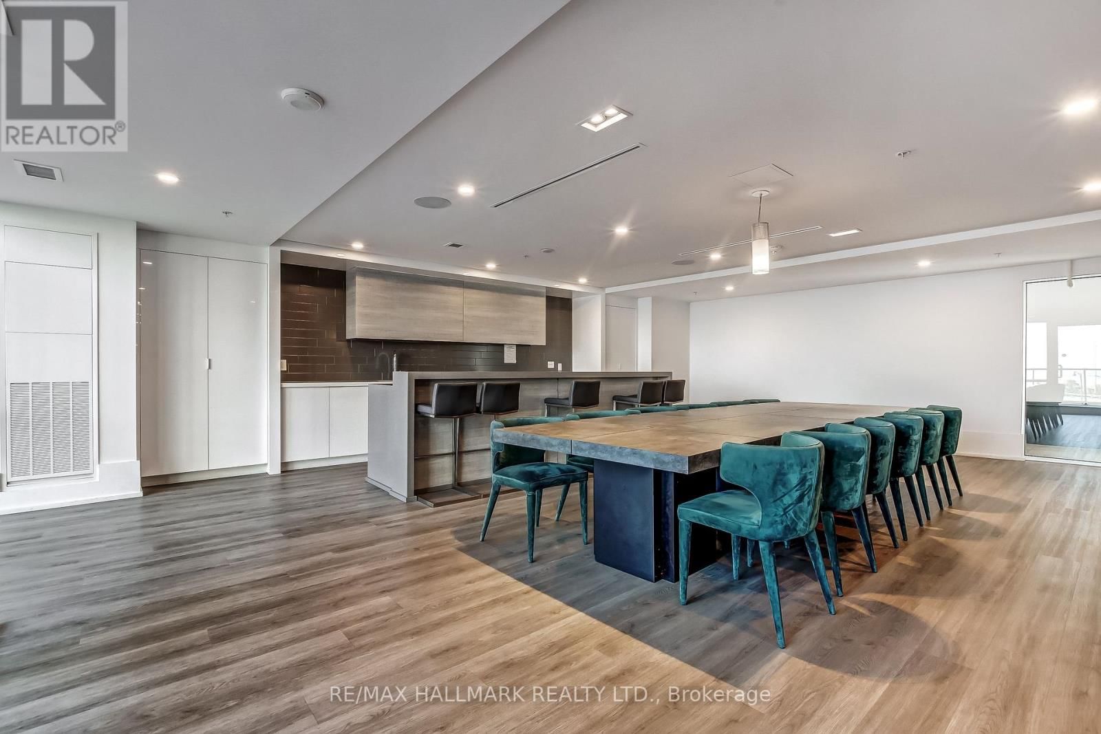 807 - 16 CONCORD PLACE Image 34