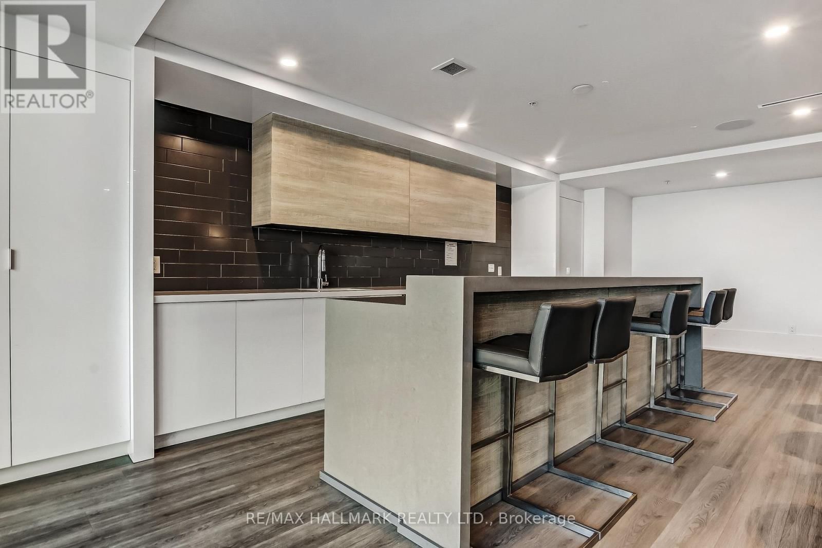 807 - 16 CONCORD PLACE Image 35