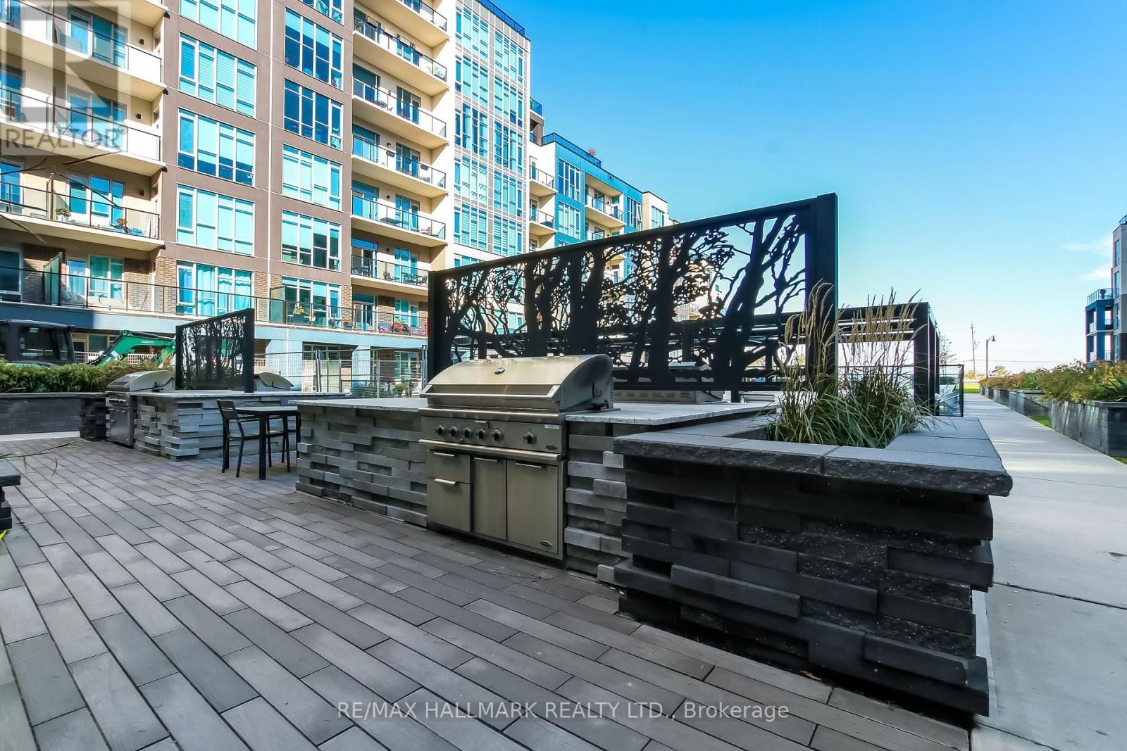 807 - 16 CONCORD PLACE Image 39