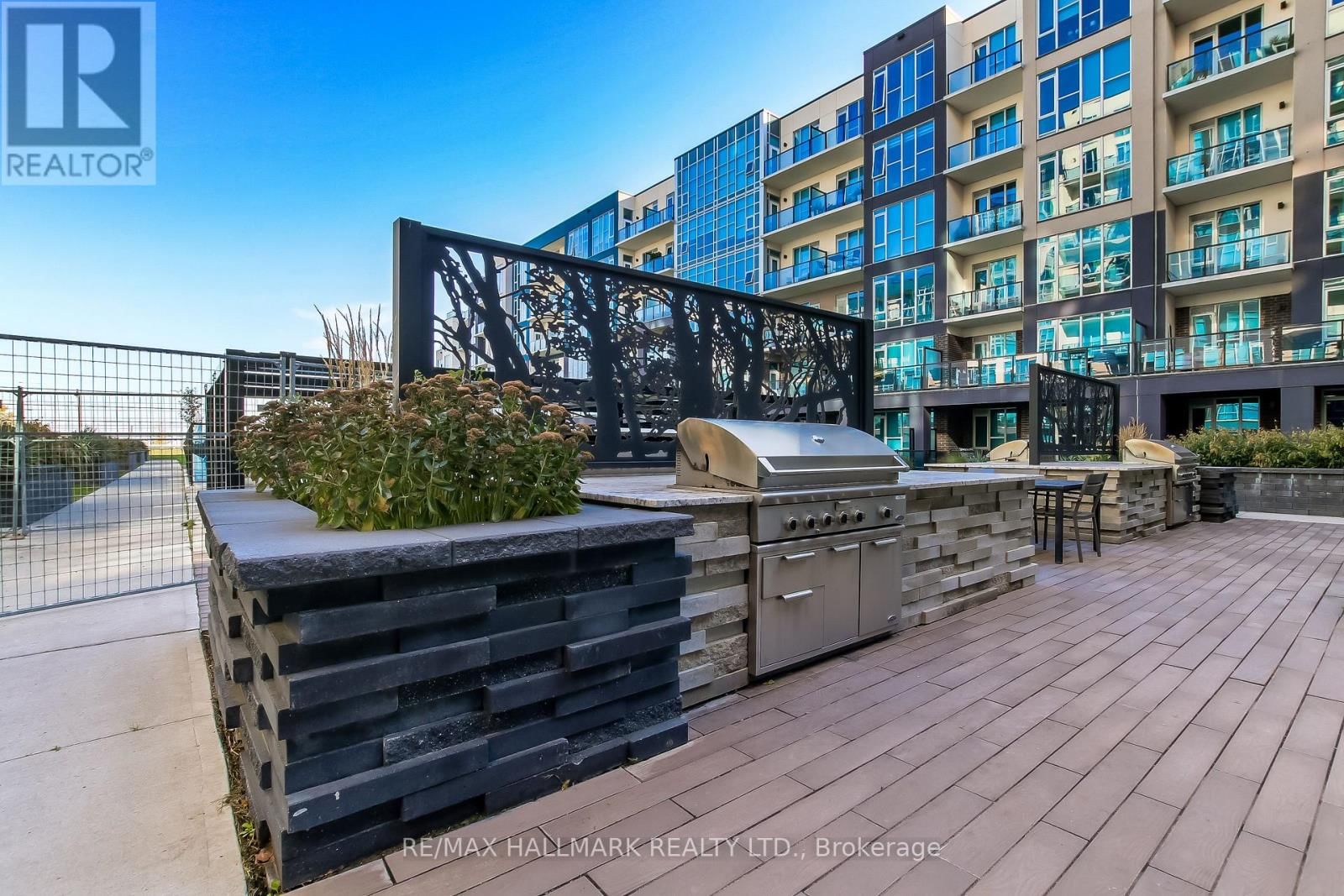 807 - 16 CONCORD PLACE Image 40